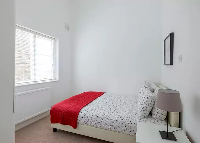 Lupus Street Apartment
