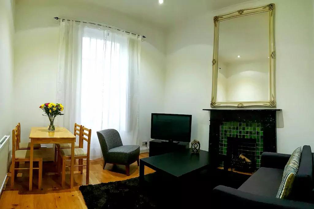 Lupus Street Apartment *