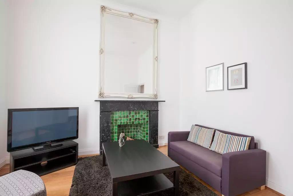 Lupus Street Apartment